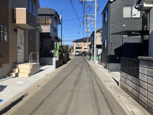 上尾市小泉、新築一戸建ての前面道路を含む現地写真画像です