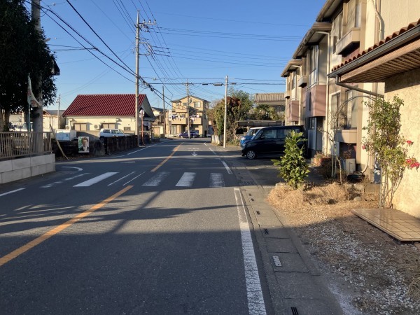 上尾市大字平方、中古一戸建ての前面道路を含む現地写真画像です