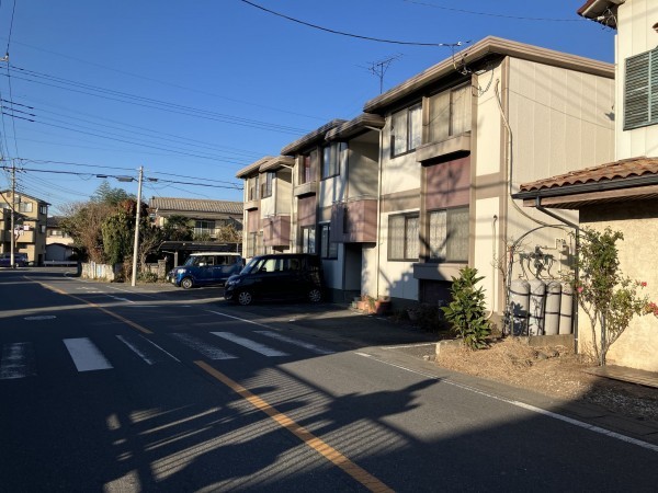 上尾市大字平方、中古一戸建ての前面道路を含む現地写真画像です