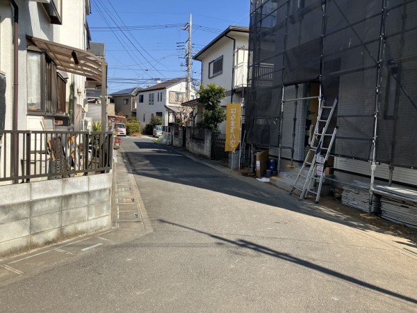 上尾市小泉、新築一戸建ての前面道路を含む現地写真画像です