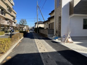 上尾市栄町、新築一戸建ての前面道路を含む現地写真画像です