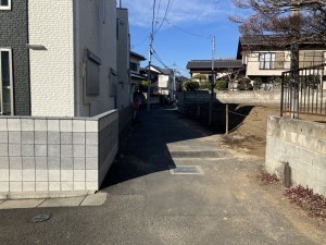 上尾市柏座、新築一戸建ての前面道路を含む現地写真画像です