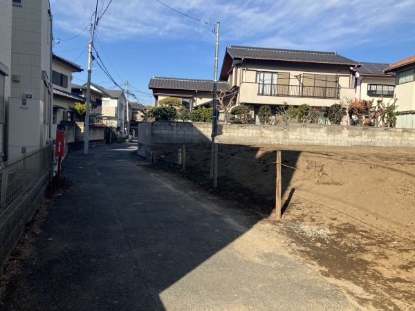 上尾市柏座、新築一戸建ての前面道路を含む現地写真画像です