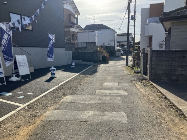 上尾市大字上野、新築一戸建ての前面道路を含む現地写真画像です