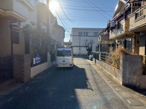 上尾市浅間台、中古一戸建ての前面道路を含む現地写真画像です