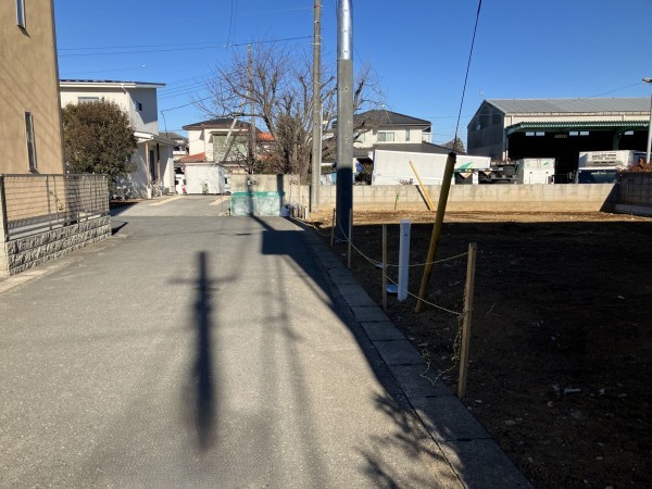 上尾市大字平塚、新築一戸建ての前面道路を含む現地写真画像です