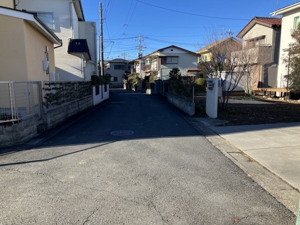 上尾市大字平塚、新築一戸建ての前面道路を含む現地写真画像です