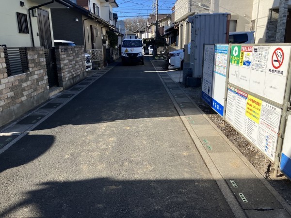 上尾市大字平塚、新築一戸建ての前面道路を含む現地写真画像です