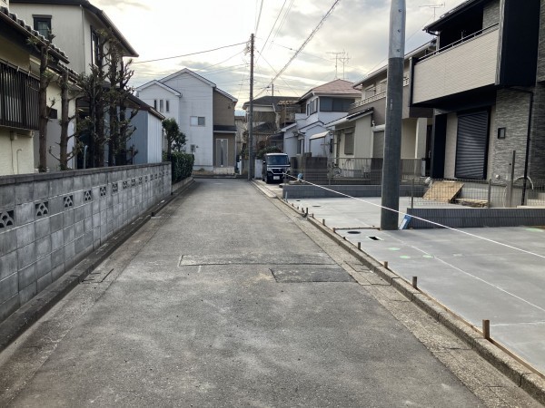 上尾市大字上、新築一戸建ての前面道路を含む現地写真画像です