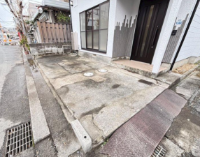 熊本市中央区島崎、中古一戸建ての駐車場画像です