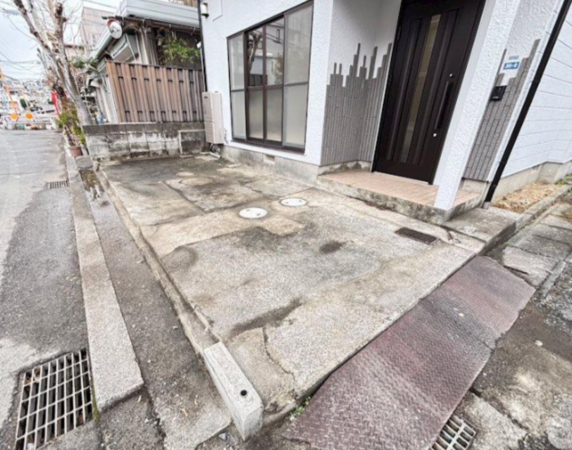 熊本市中央区島崎、中古一戸建ての駐車場画像です