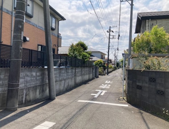 藤沢市鵠沼桜が岡、中古一戸建ての前面道路を含む現地写真画像です