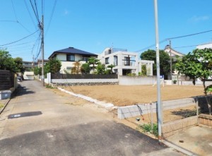 藤沢市鵠沼桜が岡、土地の前面道路を含む現地写真画像です