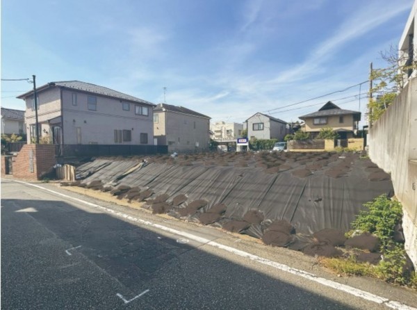 藤沢市鵠沼桜が岡、土地の前面道路を含む現地写真画像です