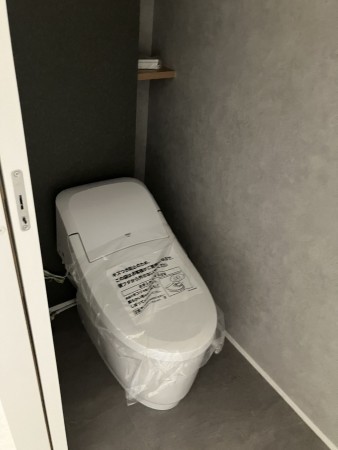 西尾市一色町治明、新築一戸建てのトイレ画像です