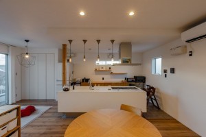 西尾市平坂町、中古一戸建ての居間画像です