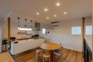 西尾市平坂町、中古一戸建ての居間画像です