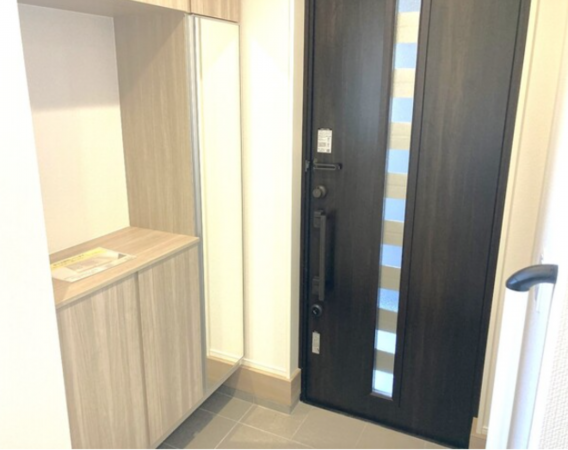 西尾市西幡豆町、新築一戸建ての玄関画像です