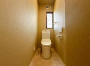 西尾市鵜ケ池町、中古一戸建てのトイレ画像です