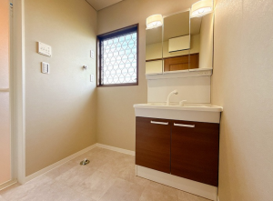 西尾市鵜ケ池町、中古一戸建ての洗面画像です