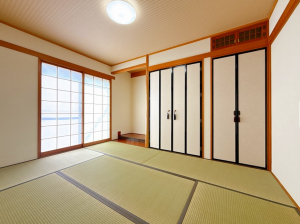 西尾市鵜ケ池町、中古一戸建ての居間画像です