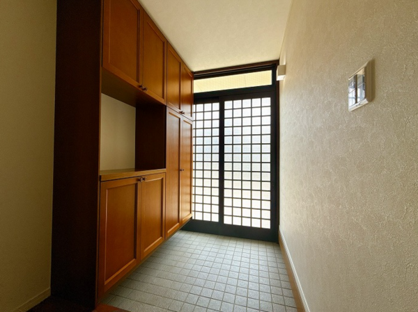 西尾市鵜ケ池町、中古一戸建ての玄関画像です