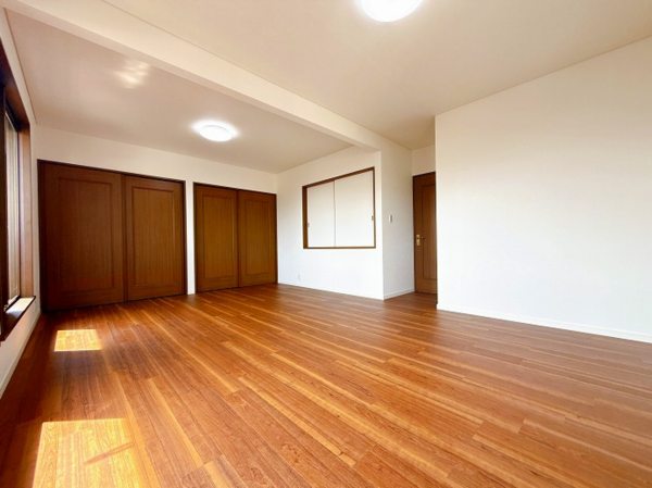 西尾市鵜ケ池町、中古一戸建ての居間画像です