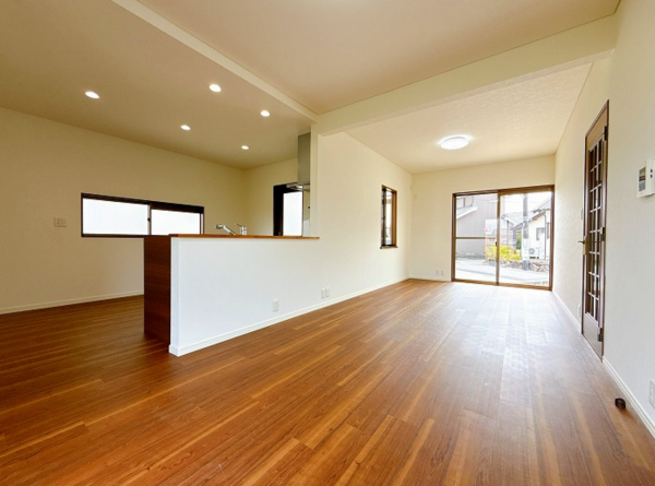 西尾市鵜ケ池町、中古一戸建ての居間画像です