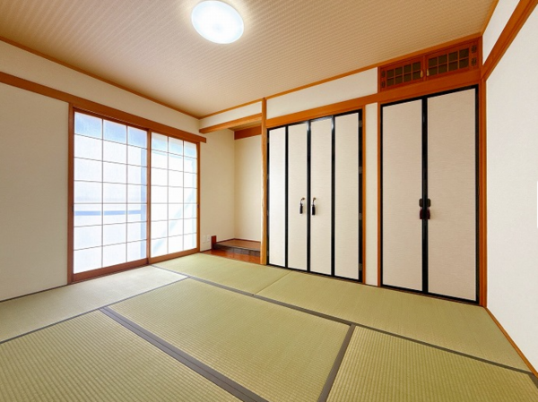 西尾市鵜ケ池町、中古一戸建ての居間画像です