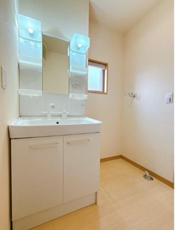 西尾市笹曽根町、中古一戸建ての洗面画像です