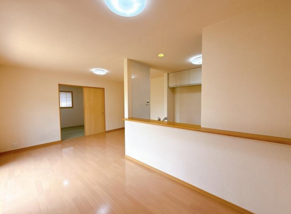 西尾市笹曽根町、中古一戸建ての居間画像です