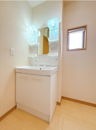 西尾市笹曽根町、中古一戸建ての洗面画像です