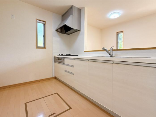 西尾市笹曽根町、中古一戸建てのキッチン画像です