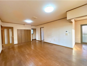 西尾市吉良町饗庭、中古一戸建ての居間画像です