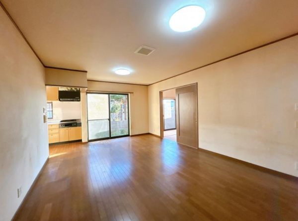 西尾市吉良町饗庭、中古一戸建ての居間画像です