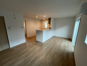 西尾市西浅井町、新築一戸建ての居間画像です