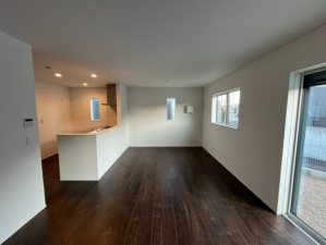 西尾市西浅井町、新築一戸建ての居間画像です