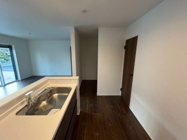 西尾市西浅井町、新築一戸建てのキッチン画像です