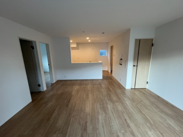 西尾市西浅井町、新築一戸建ての居間画像です