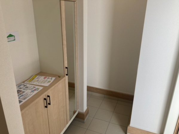 西尾市西幡豆町、新築一戸建ての玄関画像です