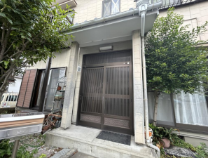 西尾市平坂町、中古一戸建ての玄関画像です