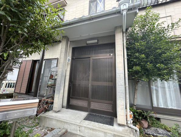 西尾市平坂町、中古一戸建ての玄関画像です