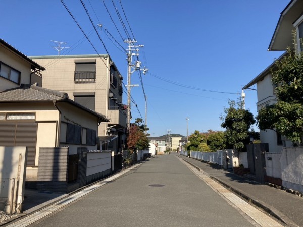 加古川市東神吉町砂部、土地の前面道路を含む現地写真画像です