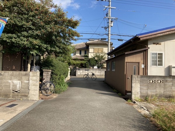 加古川市東神吉町出河原、土地の前面道路を含む現地写真画像です