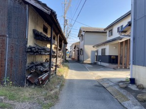 加古川市東神吉町出河原、中古一戸建ての前面道路を含む現地写真画像です