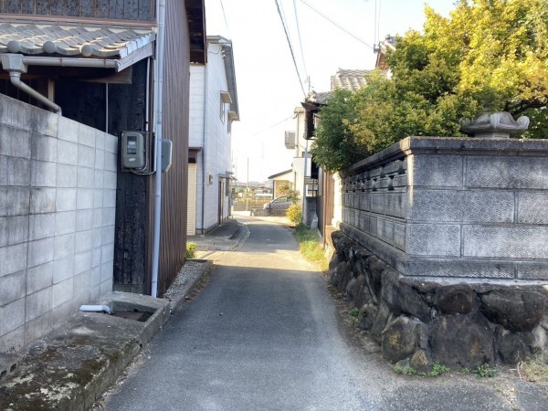 加古川市東神吉町出河原、中古一戸建ての前面道路を含む現地写真画像です