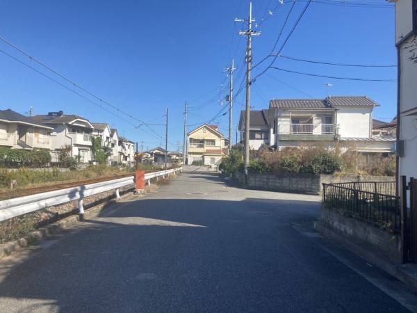 加古川市加古川町中津、中古一戸建ての前面道路を含む現地写真画像です