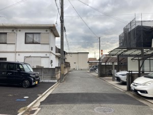 加古川市別府町新野辺、新築一戸建ての前面道路を含む現地写真画像です