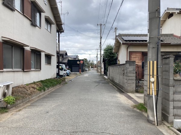 加古川市別府町新野辺、新築一戸建ての前面道路を含む現地写真画像です