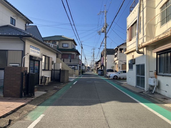 加古川市米田町平津、土地の前面道路を含む現地写真画像です